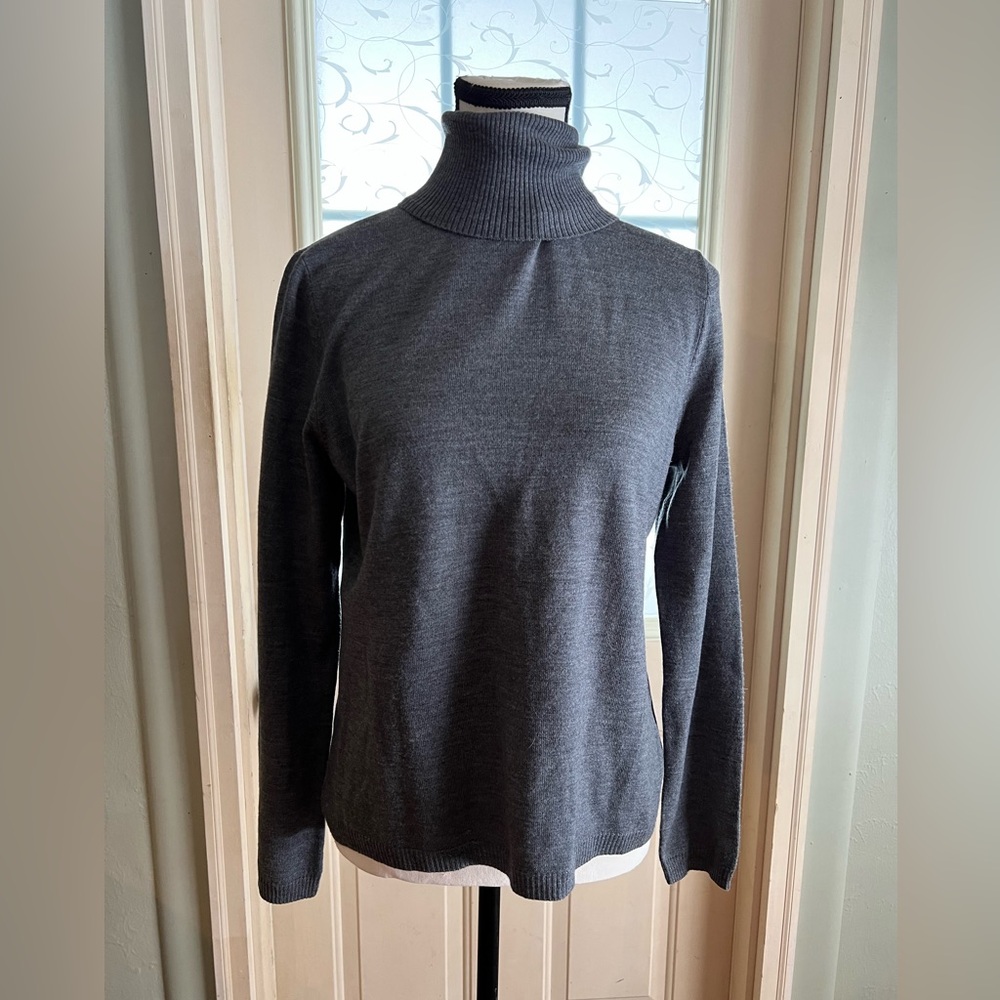 Pendleton sz M 💯 Merino wool classic turtleneck sweater in gray.